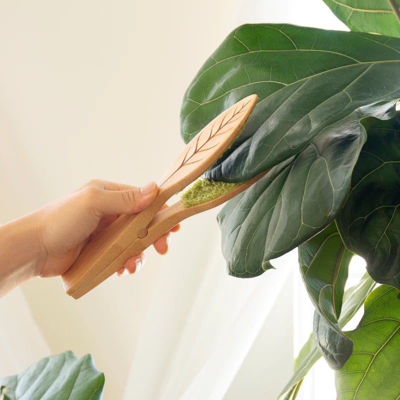 Kikkerland Leaf Cleaning Tongs CD671 in use open