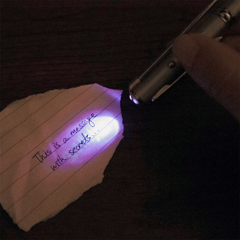 Kikkerland Spy Pen with Light 4371-EU lifestyle