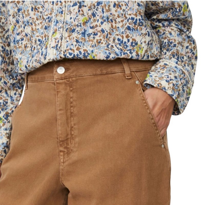 Masai Clothing Povienne Trousers Otter on model 1 detail