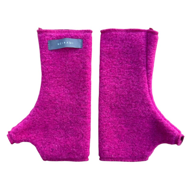 Neirami Clothing Short Wool-blend Gloves in Raspberry rear