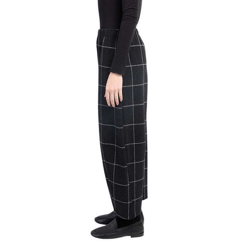 Neirami Easy Trousers Brush Check P008BI on model side