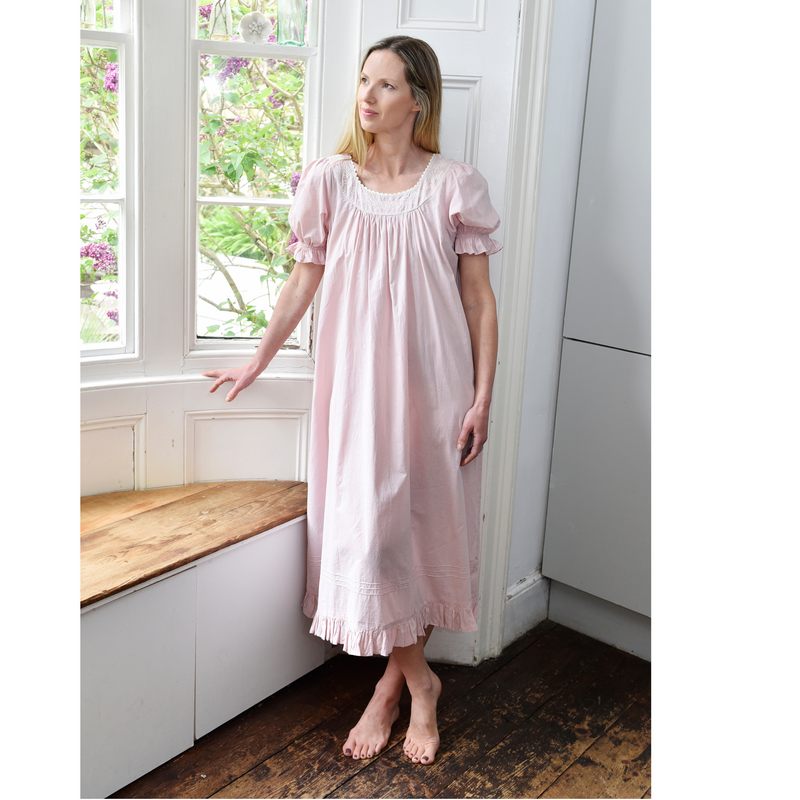 Powell Craft Juliet Round Necked Puffed Sleeve Nightdress Pink SN204 on model front