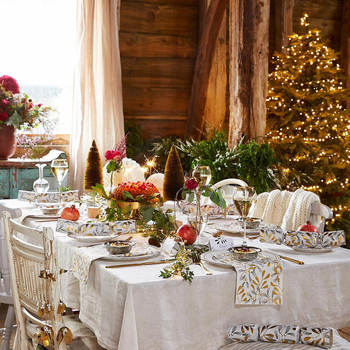 Talking Tables Mistletoe Luxury Crackers CRACK-BC-MIST-V2 Table setting
