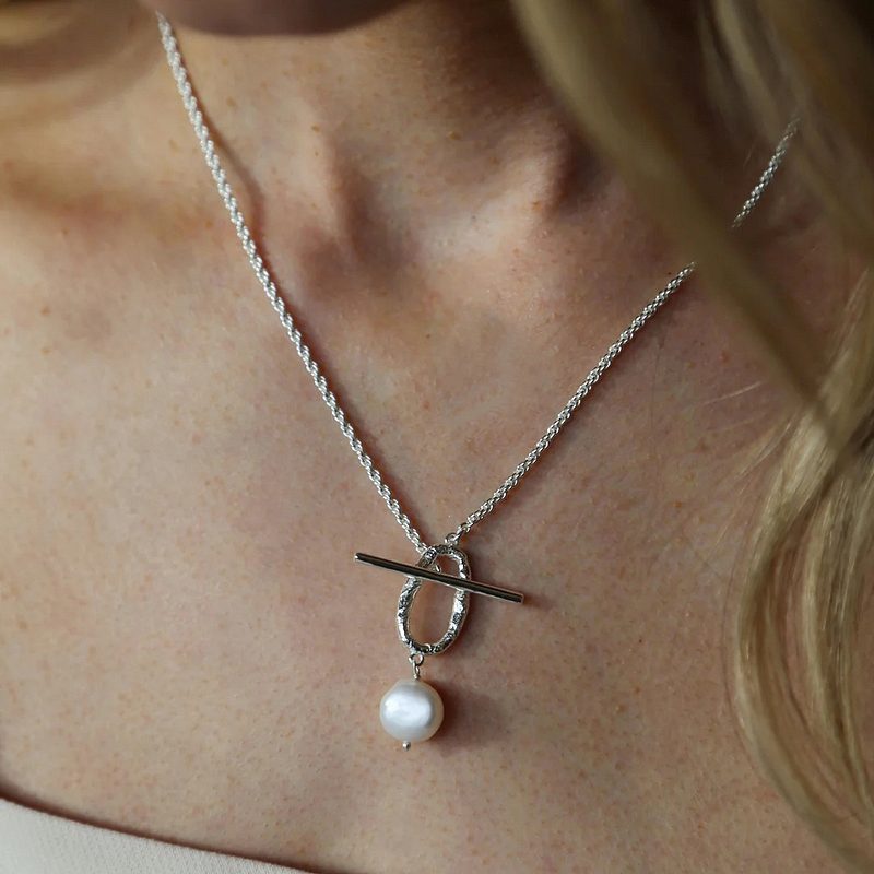 Tutti & Co Jewellery Clarity Freshwater Pearl Necklace Silver NE610S on model 1