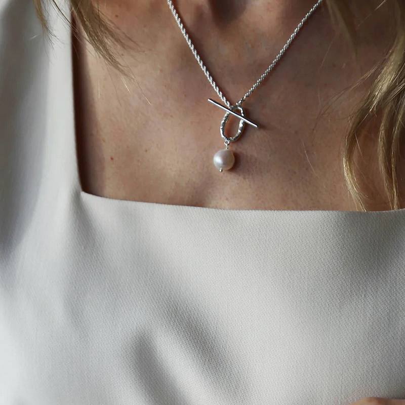 Tutti & Co Jewellery Clarity Freshwater Pearl Necklace Silver NE610S on model 2