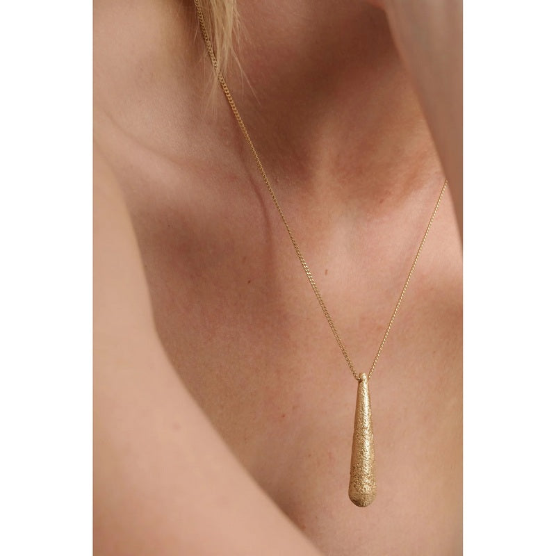 Tutti & Co Jewellery Grain Necklace Gold NE769G on model
