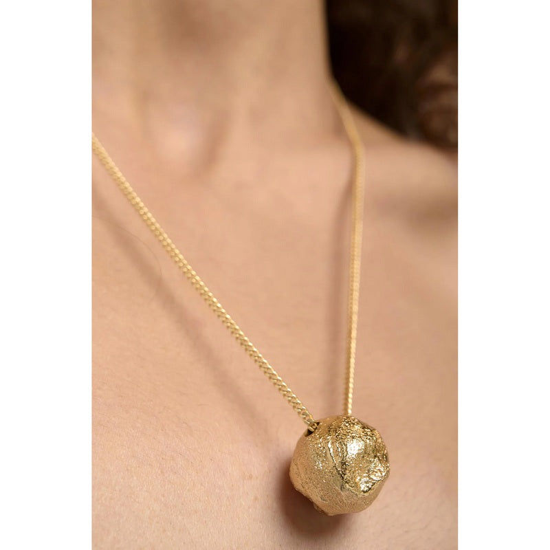 Tutti & Co Jewellery Halo Necklace Gold NE782G on model close-up