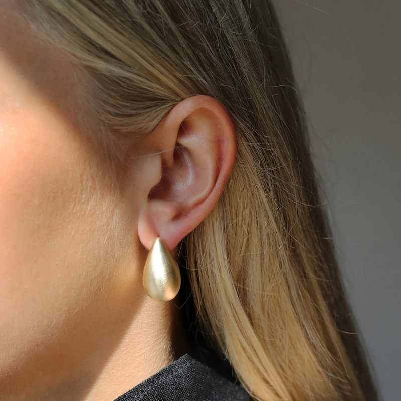 Tutti & Co Jewellery Hush Earrings Brushed Gold EA578G on model 1