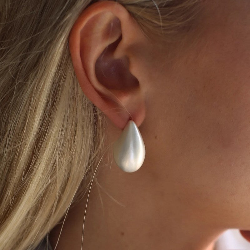 Tutti & Co Jewellery Hush Earrings Brushed Silver EA578S on model