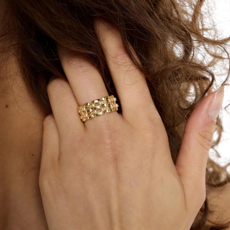 Tutti & Co Jewellery Linear Ring Gold RN364G on model