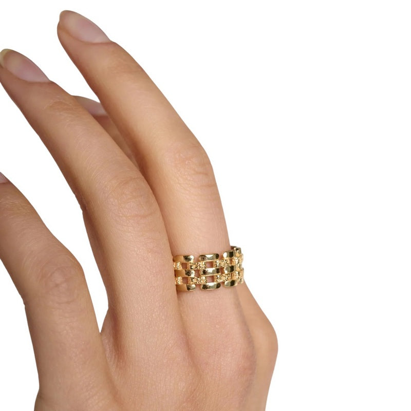 Tutti & Co Jewellery Linear Ring Gold RN364G on model's hand
