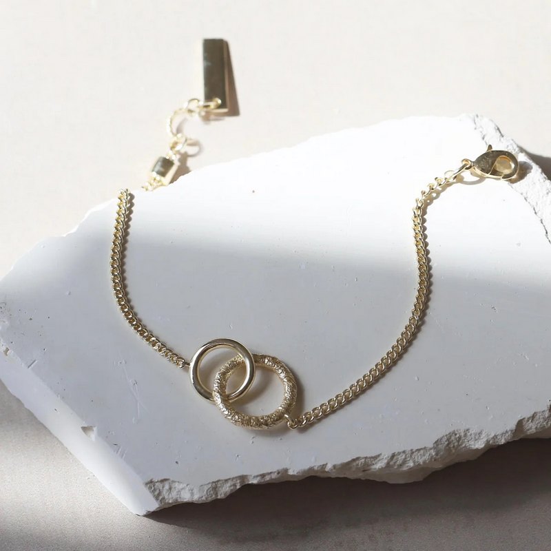 Tutti & Co Jewellery Pose Bracelet Gold BR616G flat lay