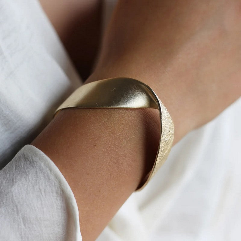 Tutti & Co Jewellery Praise Bangle Gold BR614G on wrist