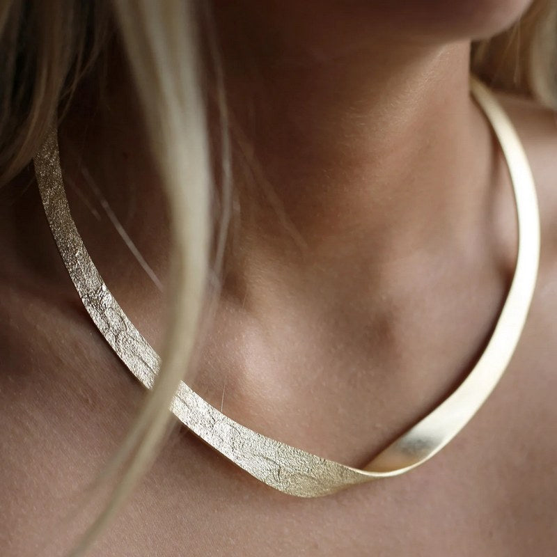 Tutti & Co Jewellery Praise Necklace Gold NE674G on model 1