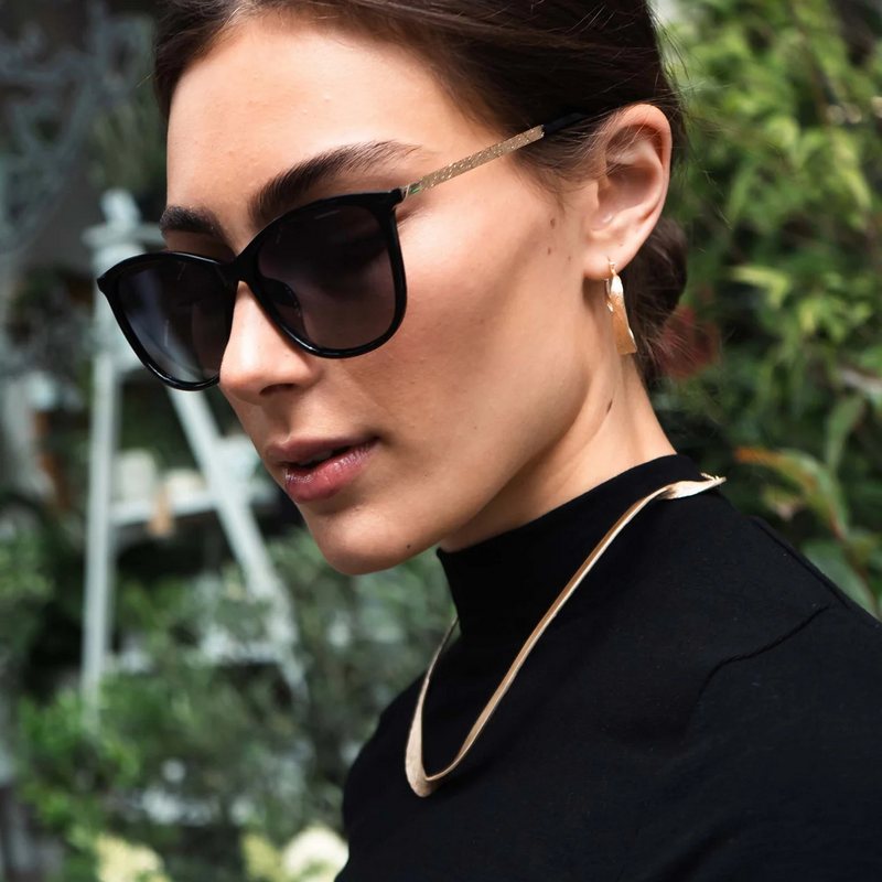 Tutti & Co Jewellery Praise Necklace Gold NE674G on model 3