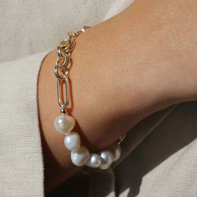 Tutti & Co Jewellery Royal Freshwater Pearl Bracelet Gold BR623G on model