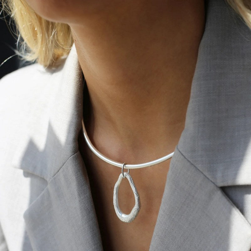 Tutti & Co Jewellery Seize Necklace Silver NE675S on model 1