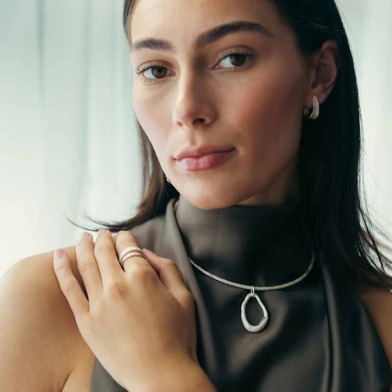 Tutti & Co Jewellery Seize Necklace Silver NE675S on model 2