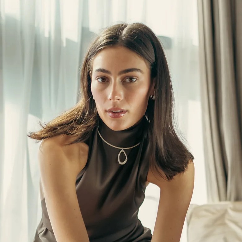 Tutti & Co Jewellery Seize Necklace Silver NE675S on model 3