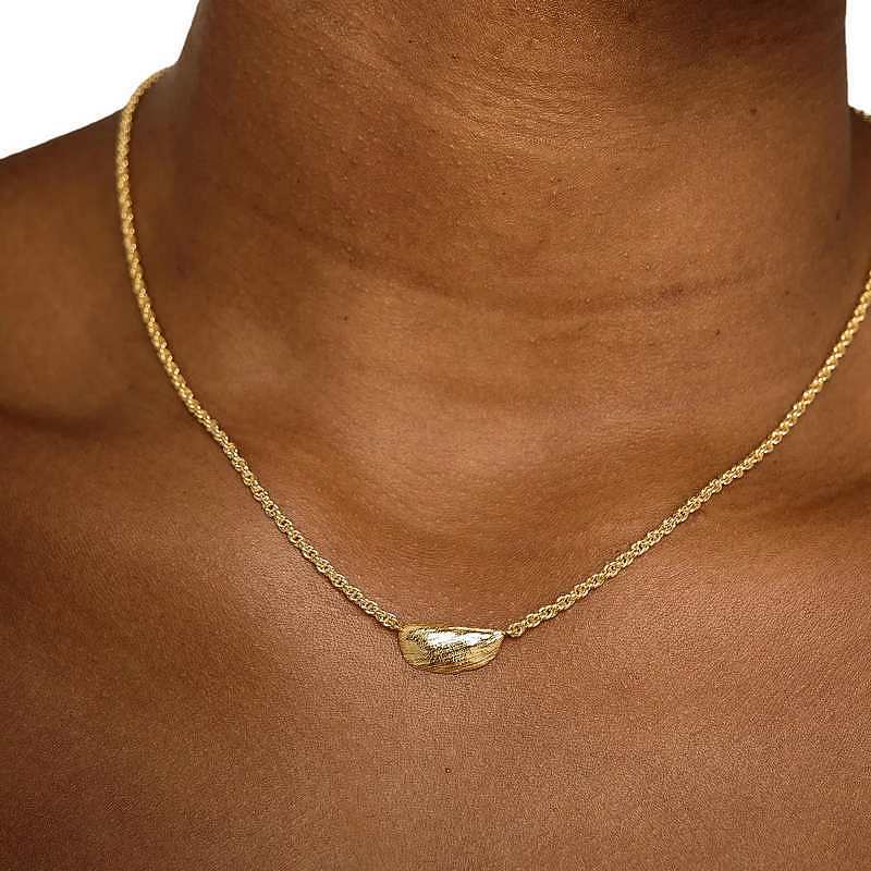 Tutti & Co Jewellery Selene Necklace Gold NE818G model