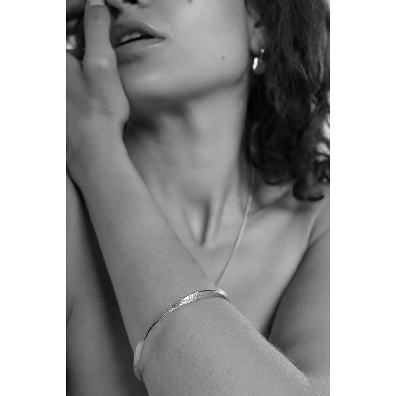 Tutti & Co Jewellery Texture Coastal Bangle Silver BR530S on model