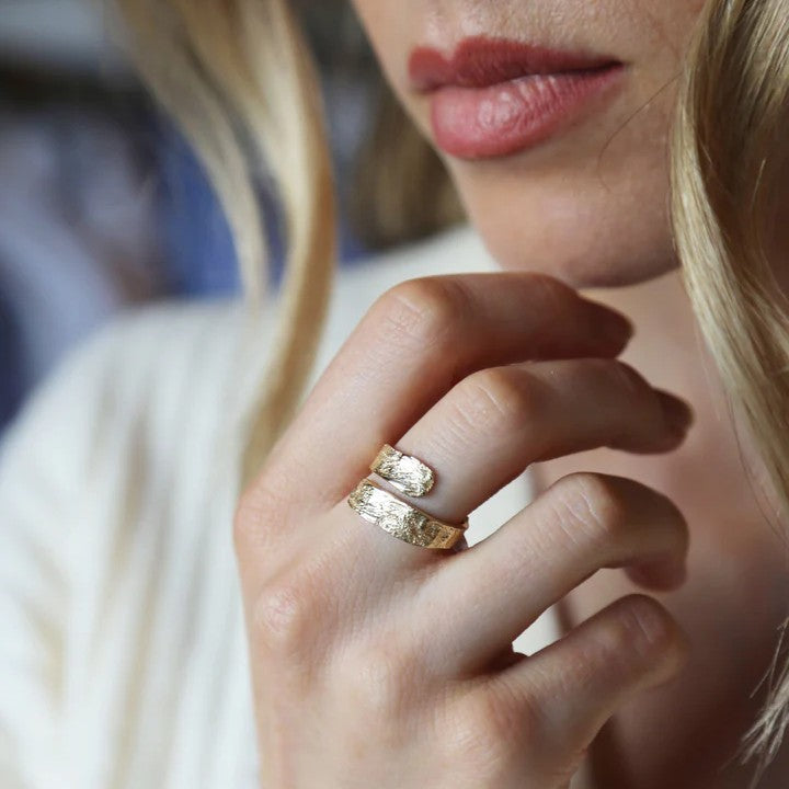 Tutti & Co Myth Ring Gold RN319G on model close-up