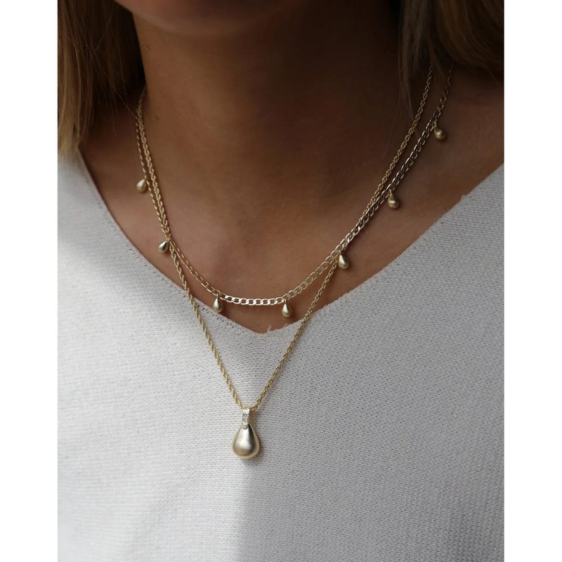 Tutti & Co Pebble Necklace Gold NE716G on model