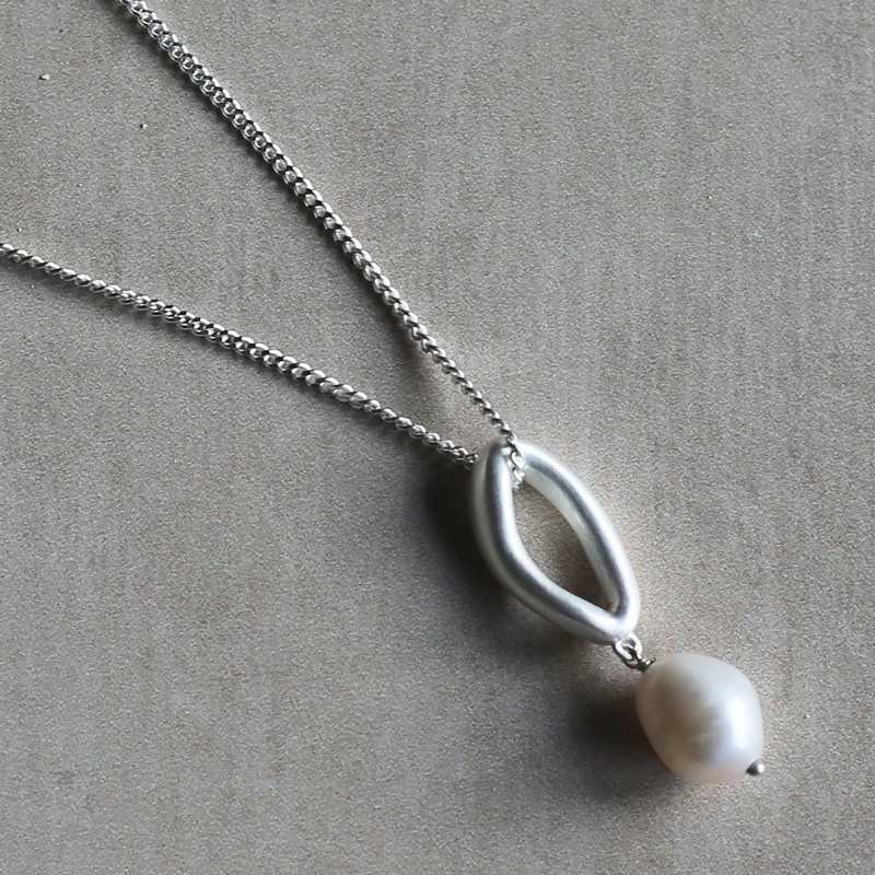 Tutti & Co Tranquil Necklace Silver NE707S on stone close-up