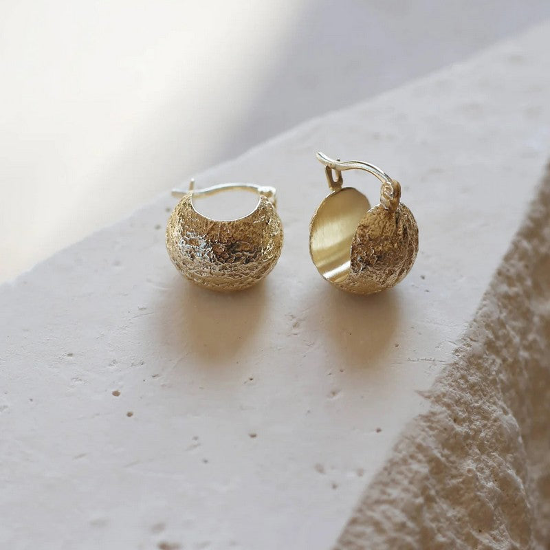 Tutti & Co Treasure Earrings Gold EA614G on stone
