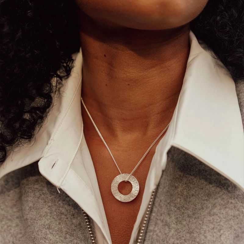 Tutti & Co Vivid Necklace Silver NE705S on model close-up