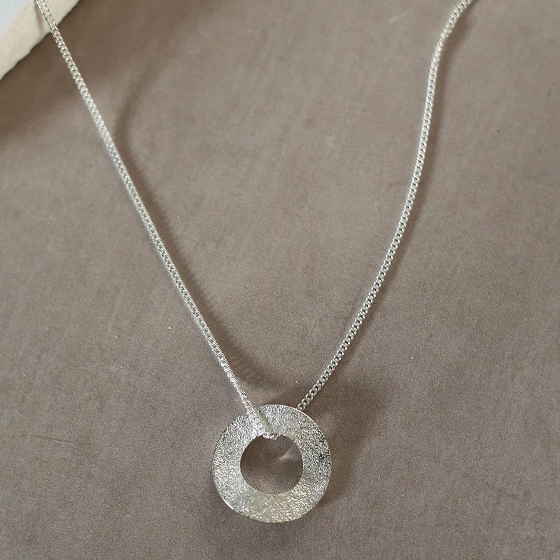 Tutti & Co Vivid Necklace Silver NE705S on stone