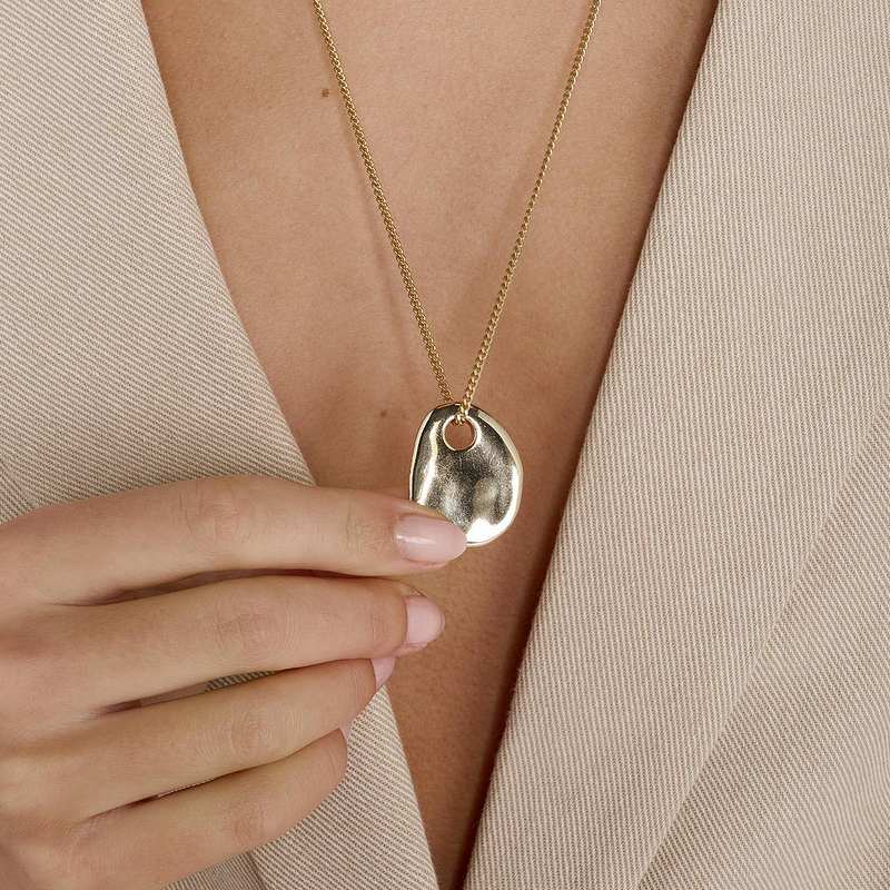 Tutti and Co Jewellery Balance Necklace Gold NE751G on model 4