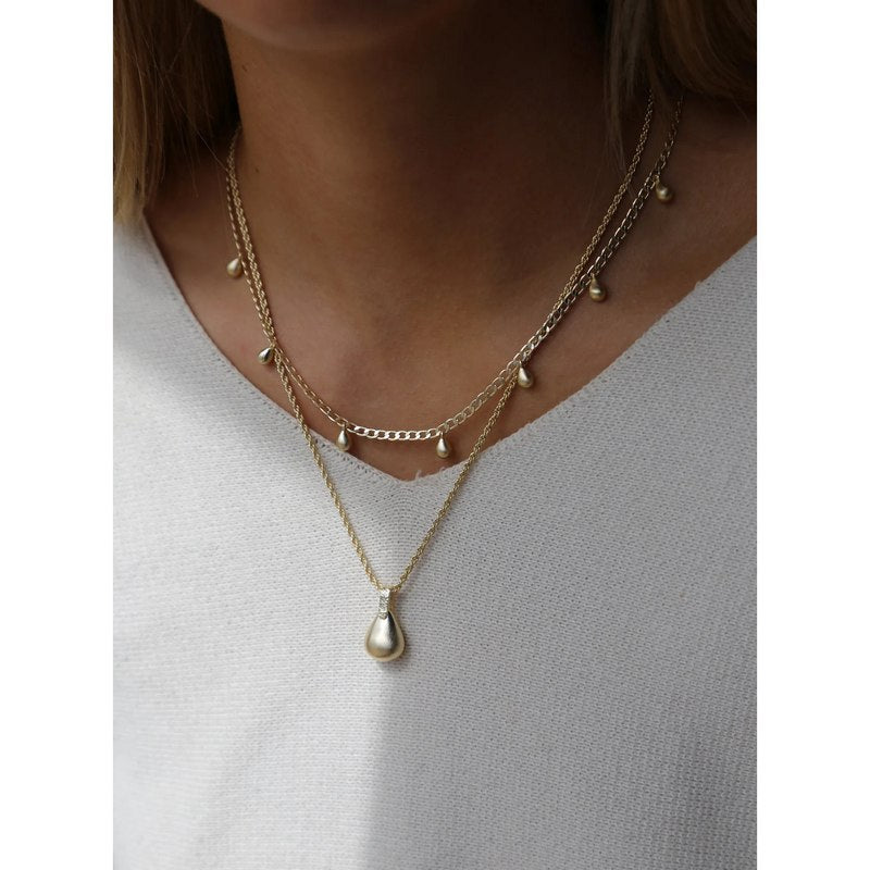 Tutti and Co Jewellery Teardrop Necklace Gold NE720G on model