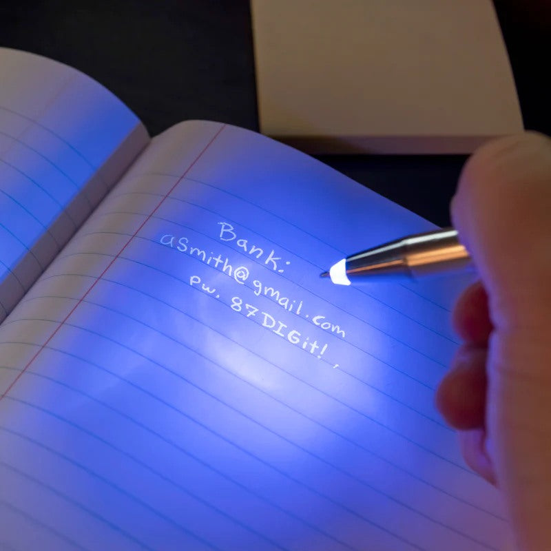 Invisible Ink Pen & Light 4434-EU in use