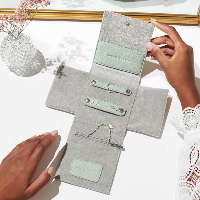 Joma Jewellery Jewellery Roll Sage Green Choose To Shine 5480 in use