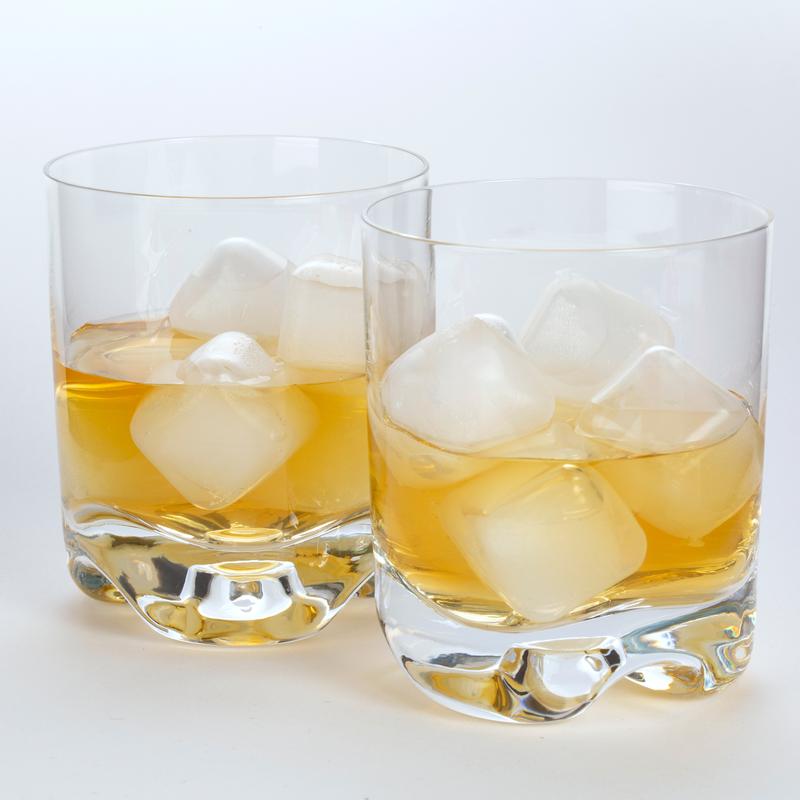 Kikkerland Clear Re-usable Ice Cubes CU267 in use