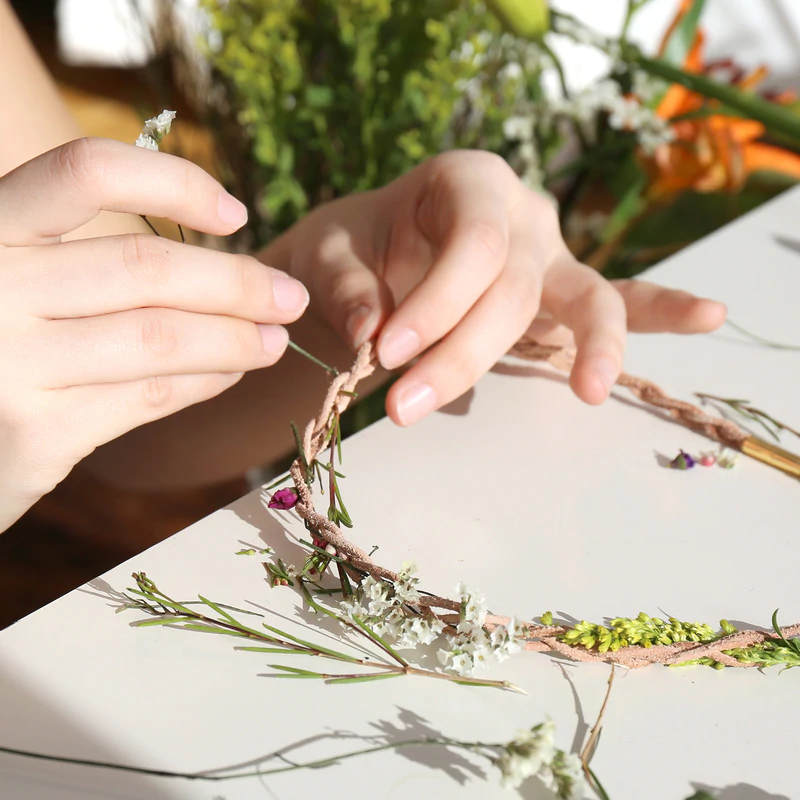 Kikkerland Huckleberry Fresh Flower Necklace HB01 being made