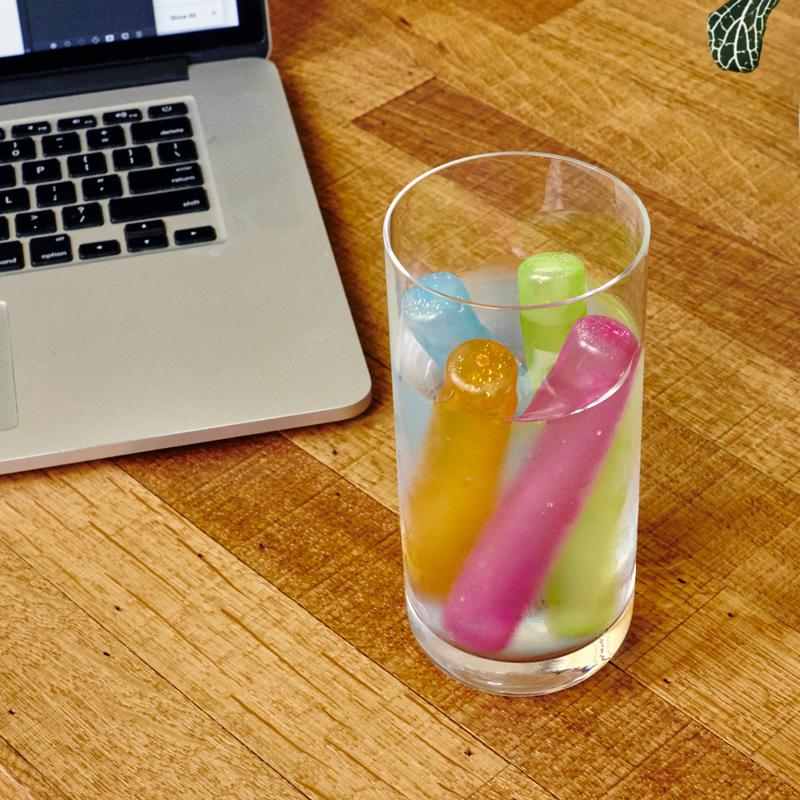 Kikkerland Re-usable Colourful Ice Sticks CU275 in glass