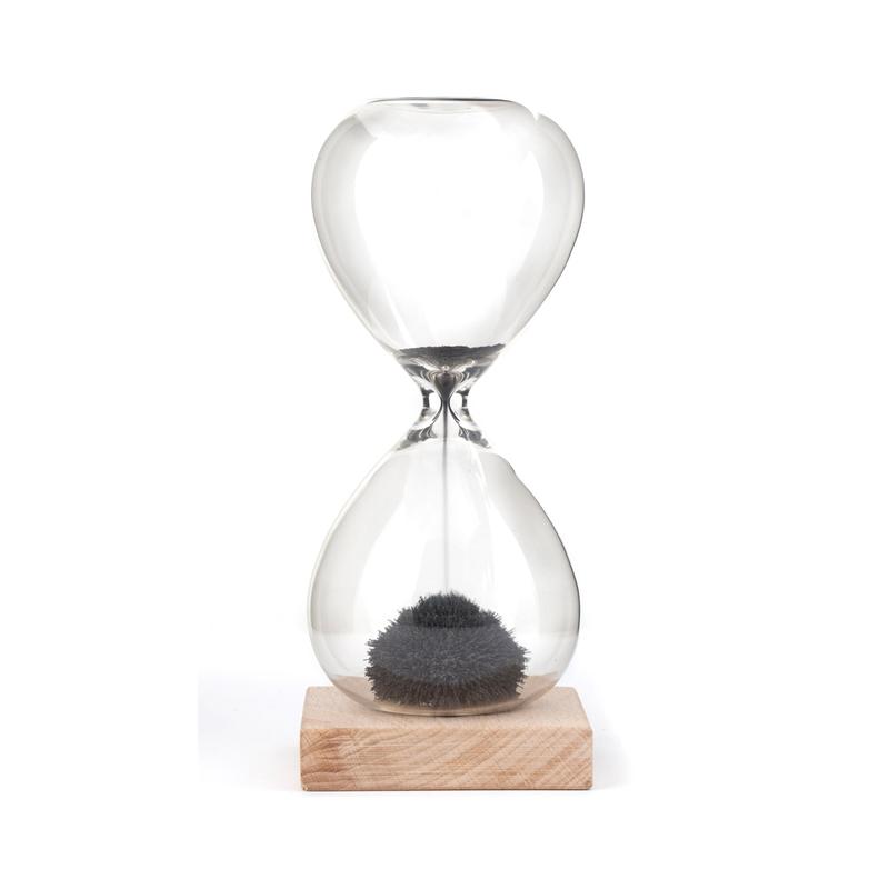 Kikkerland Magnetic Sand Hourglass ST05 in use 2