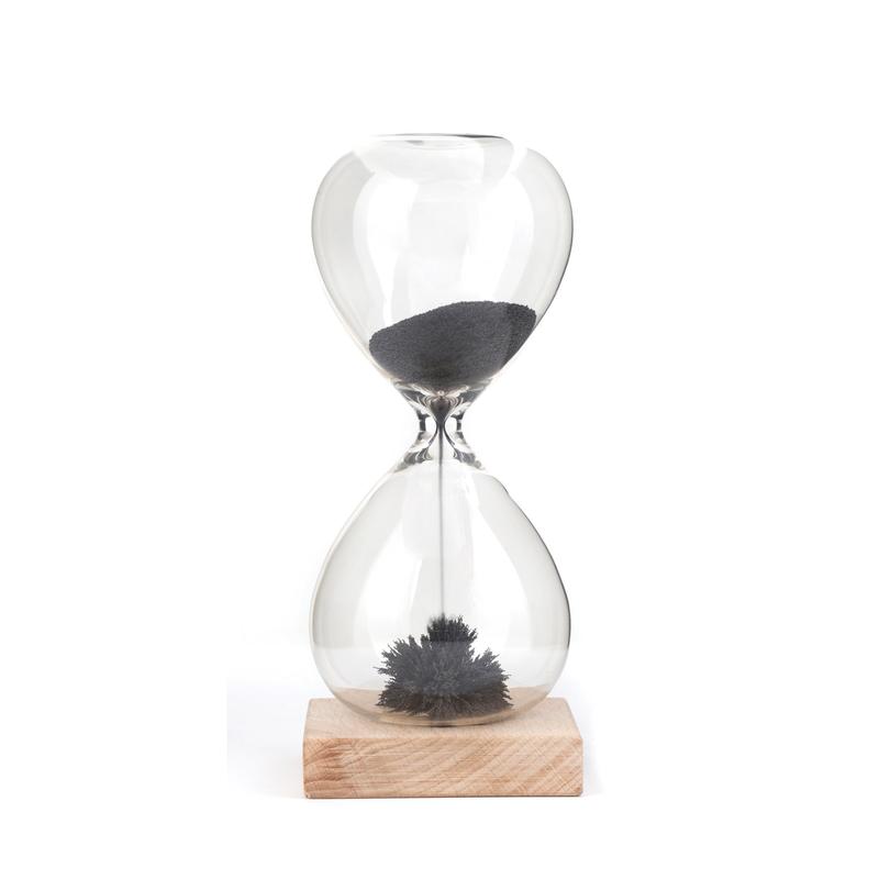 Kikkerland Magnetic Sand Hourglass ST05 in use 1