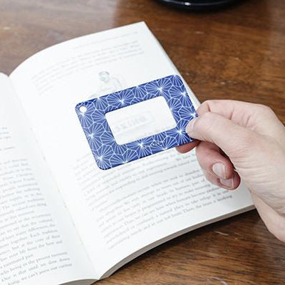 Kikkerland Wallet Magnifier MG166 in use