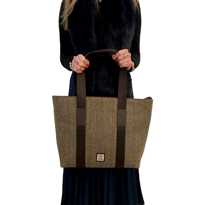 Maccessori Shopper Bag Country Green Harris Tweed held by model
