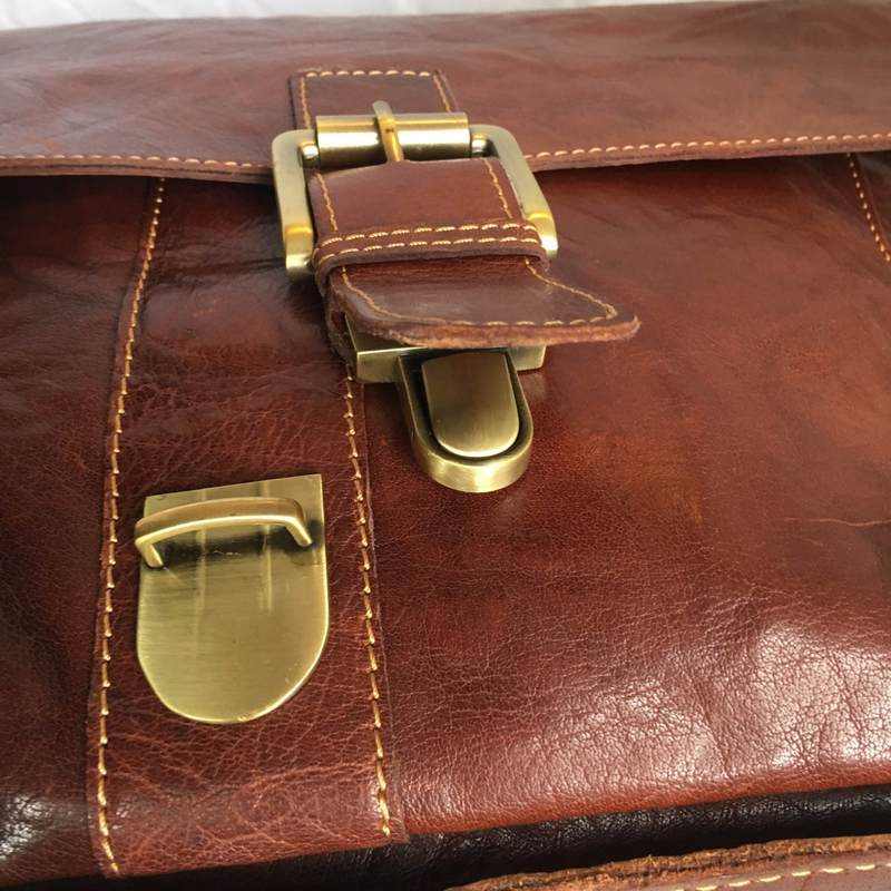 Rowallan Of Scotland Bronco Cognac Messenger Bag clasp