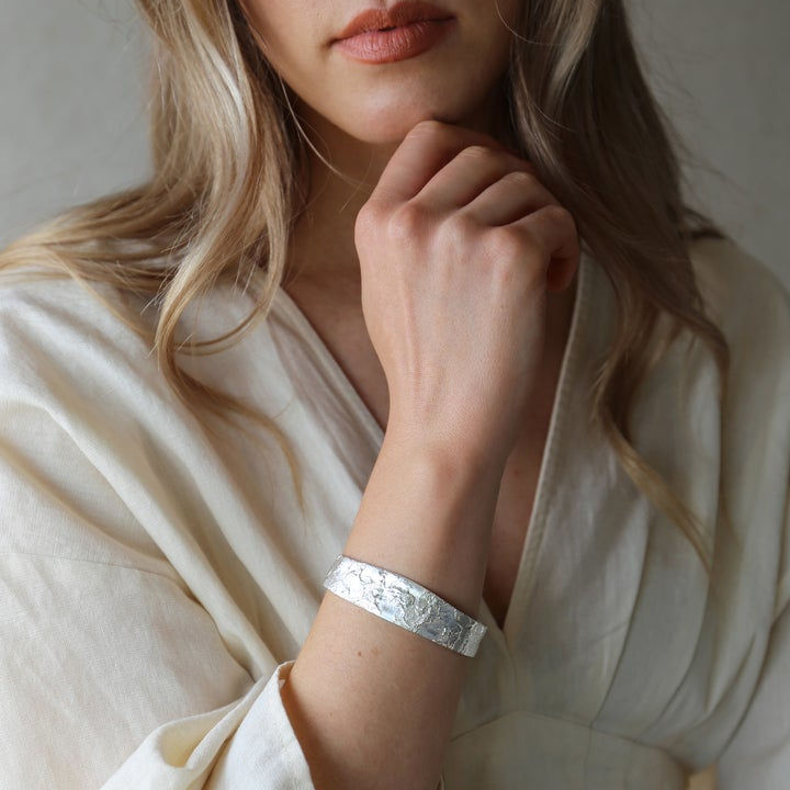 Tutti & Co Cloud Bangle Silver BR535S on model 1