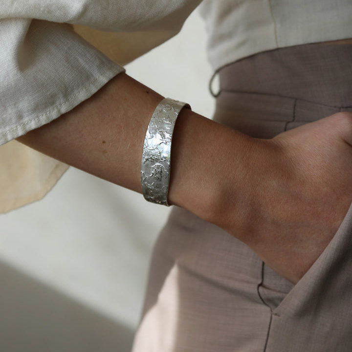 Tutti & Co Cloud Bangle Silver BR535S on model 2