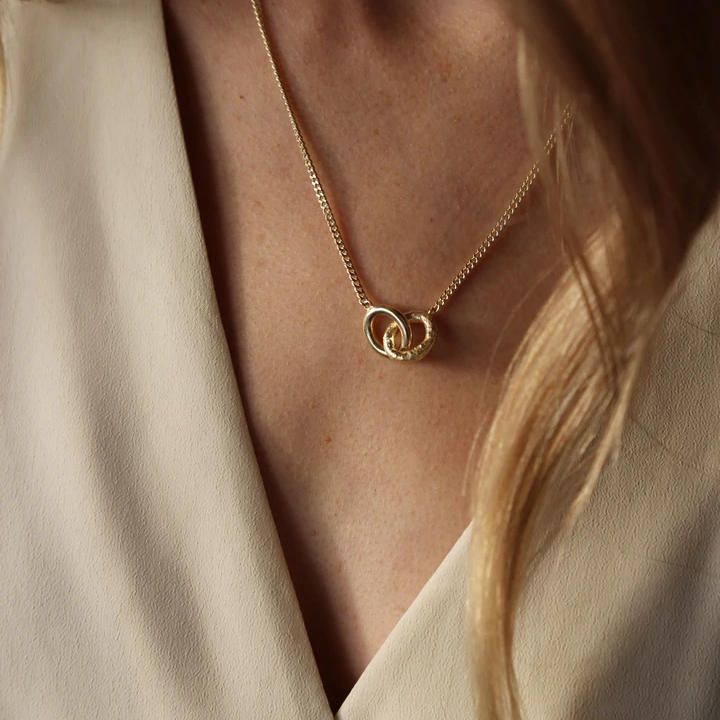 Tutti & Co Daze Necklace Gold-Plate NE548G on model with cream top