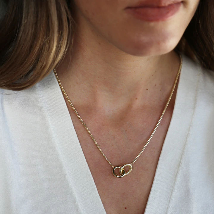 Tutti & Co Daze Necklace Gold-Plate NE548G on model with white top