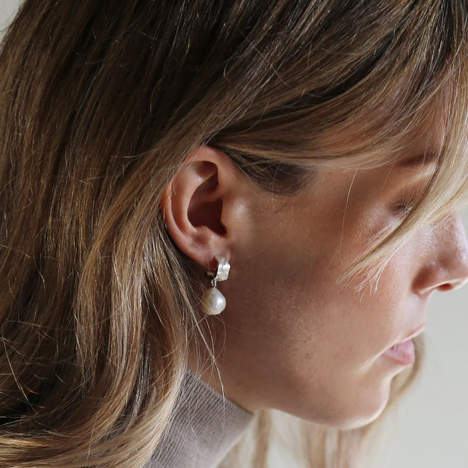 Tutti & Co Freshwater Pearl Earrings Silver-plated EA444S on model 2
