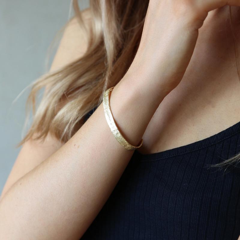 Tutti & Co Hudson Bangle Gold BR520G on model