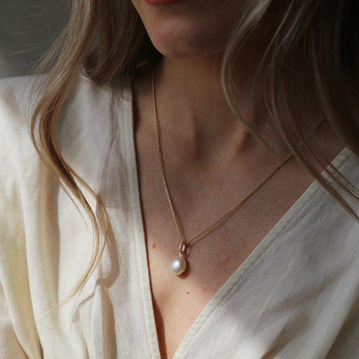Tutti & Co Pearl Necklace Gold NE526G on model